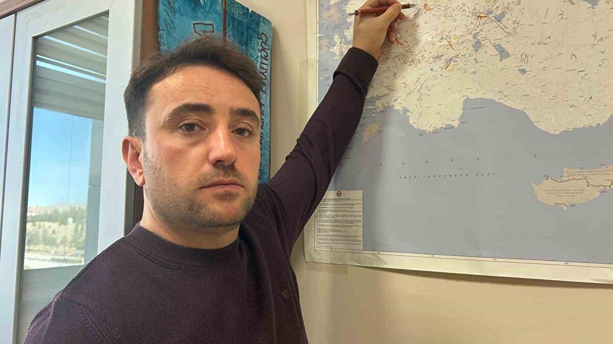 "Aktivitenin hâlâ devam edebileceğini düşünüyoruz"<br><br>Son olarak Ege Denizi’ndeki Santorini bölgesinde yaşanan bir deprem fırtınasını tecrübe edildiğini dile getiren Alkan, "Bu deprem de yaklaşık 2 ay sürmüş ve sonlanmıştı. Fakat Balıkesir civarındaki, özellikle Sındırgı çevresindeki bu aktivitenin hâlâ devam edebileceğini düşünüyoruz. Tabii bunu nereden söylüyoruz? Farklı üniversitelerden hocalarla birlikte yürüttüğümüz ve şu an basıma hazırladığımız bir çalışmamız var. Çalışmada Prof. Dr. Aydın Büyüksaraç ve Prof. Dr. Mehmet Ali Yücel, Yıldız Teknik Üniversitesi’nden Prof. Dr. Atınç Pırtı, Sivas Cumhuriyet Üniversitesi’nden Prof. Dr. Özcan Bektaş, Gümüşhane Üniversitesi’nden Prof. Dr. Serkan Öztürk, Bursa Uludağ Üniversitesi’nden Doç. Dr. Mustafa Şenkaya ve ben yer alıyoruz. Geniş bir ekiple bu süreci anlamlandırmaya çalışıyoruz" diye konuştu.