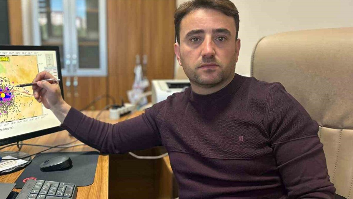 Van YYÜ Jeofizik Mühendisliği Bölümü Öğretim Üyesi Doç. Dr. Hamdi Alkan, bölgedeki sismik hareketliliğin "deprem fırtınası" olarak adlandırıldığını belirtti. Deprem fırtınasının belli büyüklük aralıklarında, sınırlı bir alanda meydana gelen deprem serileri olduğunu hatırlatan Doç. Dr. Alkan, "Balıkesir ve civarı, Batı Anadolu Bölgesi 10 Ağustos itibariyle Kandilli Rasathanesi kayıtlarına göre 6.1 büyüklüğünde bir depremle başlayıp günümüze kadar devam eden, bugün de süren bir ‘deprem fırtınası’ olarak nitelendirdiğimiz bir sistemin etkisi altında. 10 Ağustos’tan bu yana 11 bin 500’den fazla deprem, oldukça küçük bir alanda ve belli bir derinlikte meydana geldi. Bunlardan 5’ten büyük 3, 6’dan büyük 2 deprem var. İlki 10 Ağustos’ta, ikincisi ise 27 Ekim’de meydana geldi. Bu depremlerin lokasyonları birbirine çok yakın; yani aynı bölge içinde sıkışmış depremler bunlar. Deprem fırtınası dediğimiz olgu, belli büyüklükler arasında, belli bir alan içinde meydana gelen depremler serisidir. Bu depremler birkaç aydan birkaç yıla kadar sürebilir" dedi.