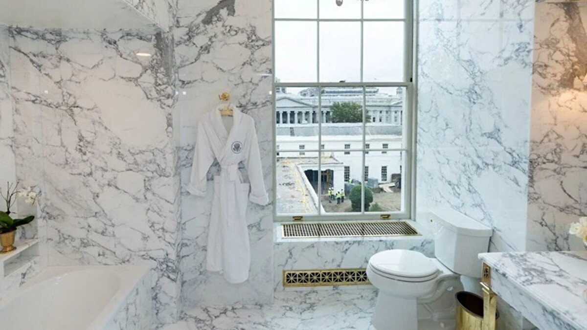 Trump'ın banyo paylaşımını 1 aydır hükümetin kapalı olması nedeniyle yüzbinlerce federal çalışanın işe gitmediği, milyonlarca düşük gelirli ailenin sosyal yardımlardan mahrum kaldığı bir dönemde yapması da tepkilere neden oldu. 