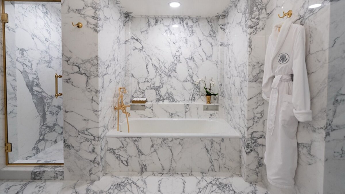 ABD Başkanı, banyonun Abraham Lincoln’ün yaşadığı döneme de uygun olacak şekilde siyah-beyaz mermerle restore edildiğini belirtti.