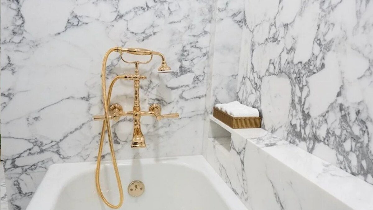 Kısa süre önce de Trump'ın talimatıyla Beyaz Saray'da 90 bin metrekarelik yeni balo salonunun inşaatına başlanmıştı.