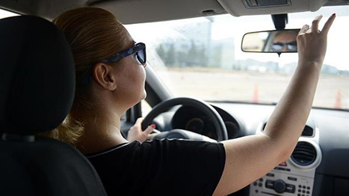 Yeni tip sürücü belgeleri, 1 Ocak 2016'da verilmeye başlandı. Eski tip ehliyetlerin yenilenmesi için başlangıçta son tarih 31 Aralık 2020 olarak belirlenmişti.<br><br>Bu süre, vatandaşların mağduriyet yaşamaması için 4 kez uzatıldı ve dün sona erdi.<br><br>İçişleri Bakanı Ali Yerlikaya, ekim ayı boyunca sosyal medya üzerinden vatandaşlara ehliyetlerini yenilemeleri yönünde çağrıda bulundu.<br><br>Yerlikaya, paylaşımlarında sürenin bu kez uzatılmayacağını vurgulayarak, "Son güne kalmayın." mesajı vermişti.