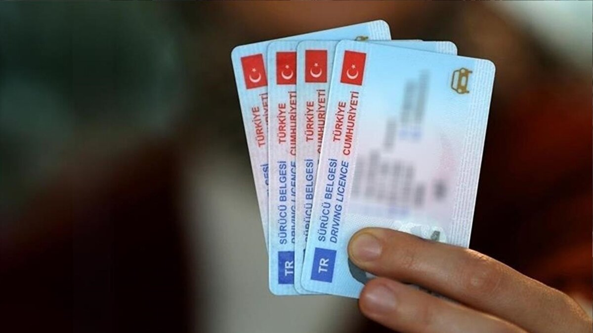 Dün mesai bitimiyle eski tip ehliyetlerin geçerliliği sona erdi. Ehliyet yenileme bedeli, B sınıfı sürücü belgelerinde 15 lira yerine 7 bin 438 lira 60 kuruş olacak.