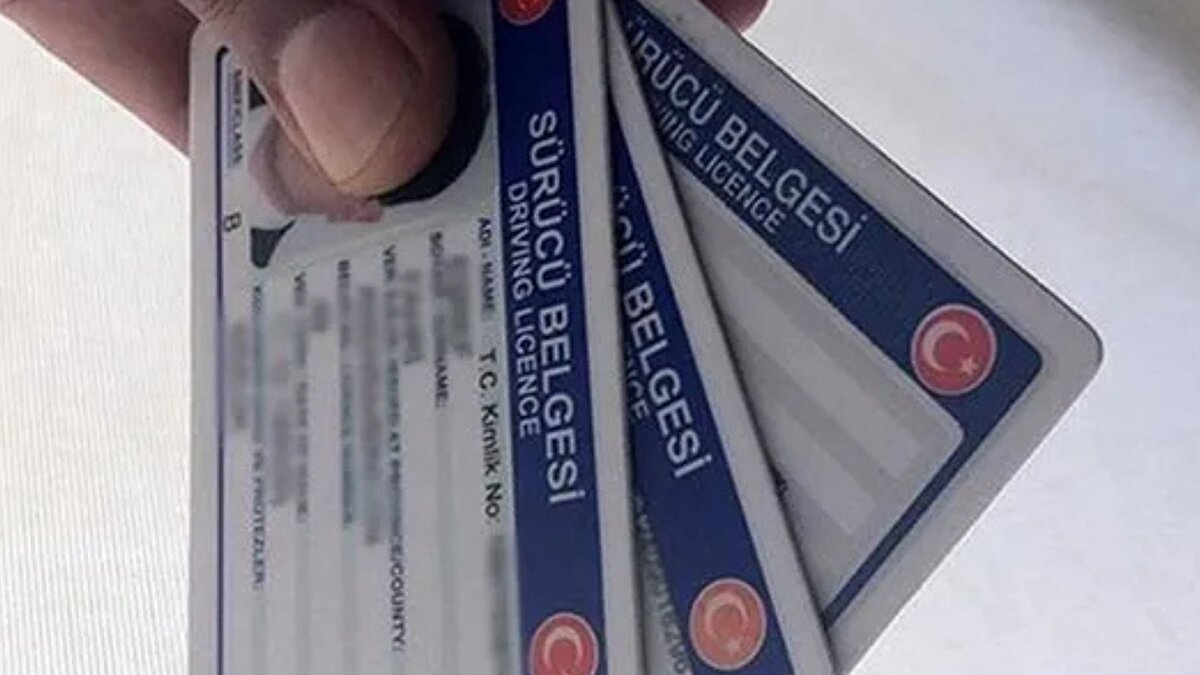 1 milyon 799 bin 172 kişi yenileme işlemini yapmadı<br><br>Bakanlık kaynaklarından edinilen bilgiye göre, çağrıların ardından ekimde 275 bin 608 kişi, bugün ise 40 bin 771 kişi ehliyetini yenilemek üzere başvuruda bulundu.<br><br>2016'dan bu yana 35 milyon 794 bin 515 kişi yeni tip ehliyetini alırken, 1 milyon 799 bin 172 kişi yenileme işlemini yapmadı.