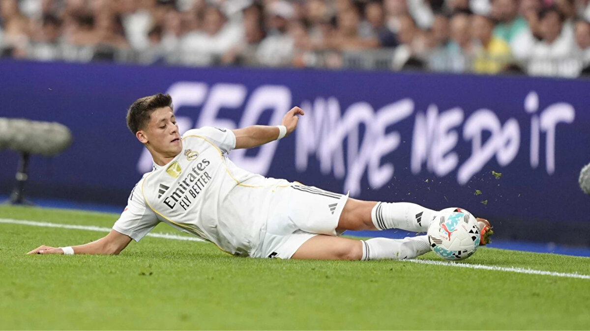 Real Madrid’de goller art arda geldi<br><br>Karşılaşmada 19. dakikada Mbappe'nin attığı golle öne geçen Real Madrid, 2. golü ise son dönemde klasikleşen bir şekilde buldu.Arda Güler'in 31'inci dakikada ceza sahası içerisine yaptığı ortayı gelişine yaptığı vuruşla gole çeviren Mbappe farkı 2'ye çıkardı.