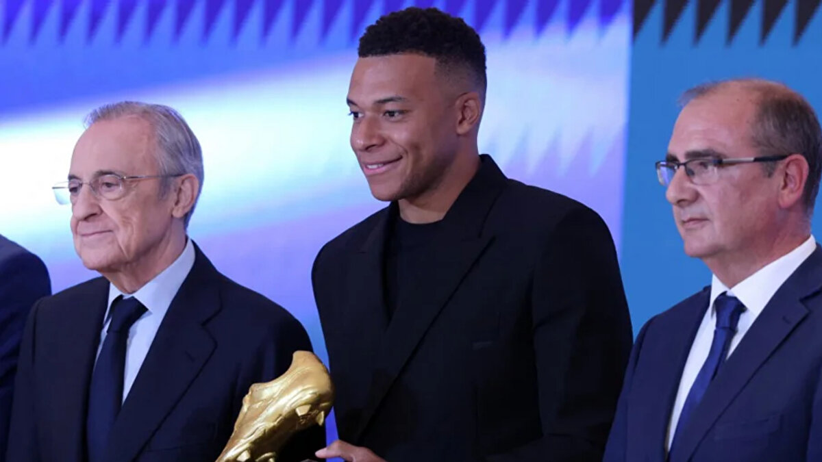 "Avrupa Altın Ayakkabı" ödülünü kazanan Kylian Mbappe, Marca’ya verdiği röportajda takım arkadaşı Arda Güler hakkında açıklamalarda bulundu. Mbappe, milli futbolcuya övgüler yağdırdı. Öte yandan eski takımı Paris Saint Germain ve hedeflerine ilişkin de değerlendirmelerde bulundu.<br><br>