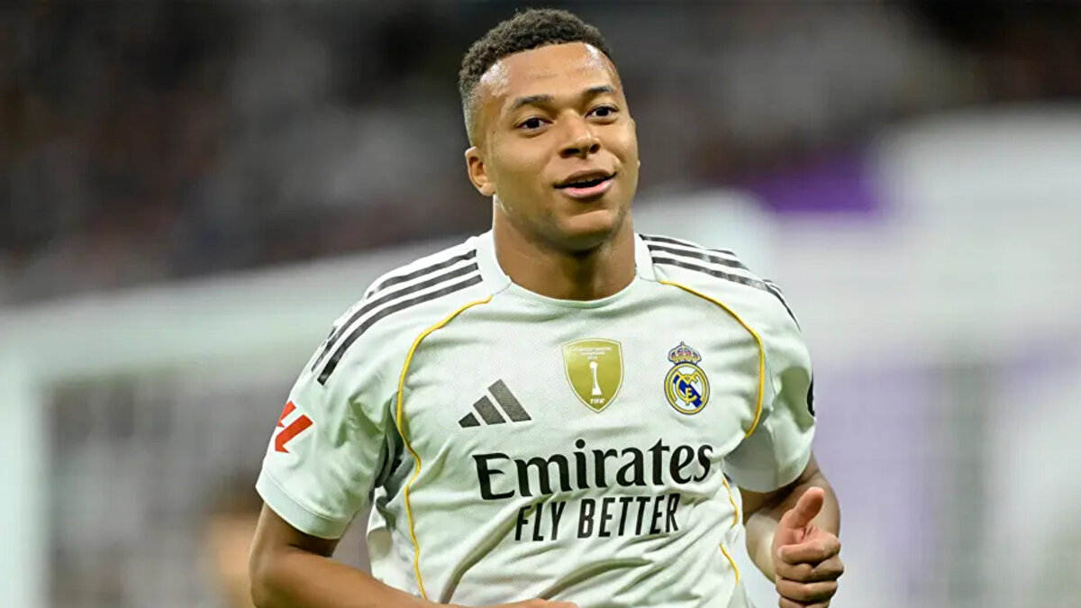 European Sports Media tarafından verilen ödül için Madrid'deki Santiago Bernabeu Stadı'nda düzenlenen törene, Mbappe'nin yanı sıra Fransız futbolcunun ailesi, aralarında Arda Güler'in de olduğu Real Madridli futbolcular, kulüp yöneticileri de katıldı.<br><br>