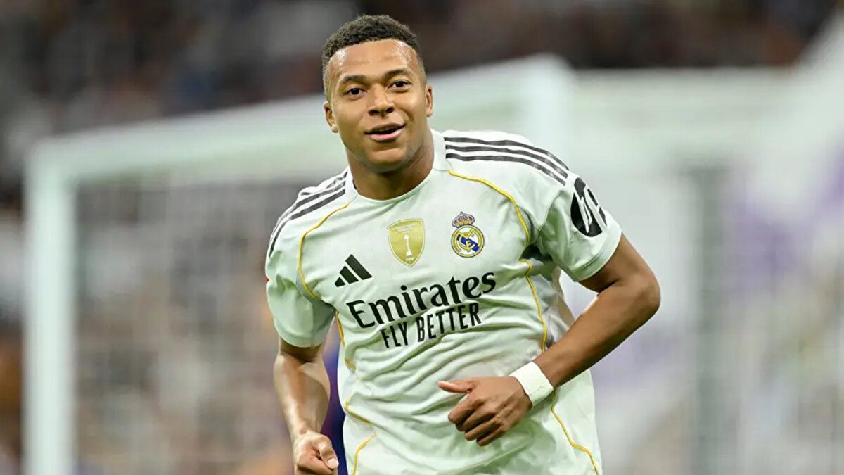 Real Madrid'in Fransız yıldızı Kylian Mbappe, geçtiğimiz sezon La Liga’da attığı 31 golle kazandığı "Avrupa Altın Ayakkabı" ödülü düzenlenen törenle aldı.<br><br>