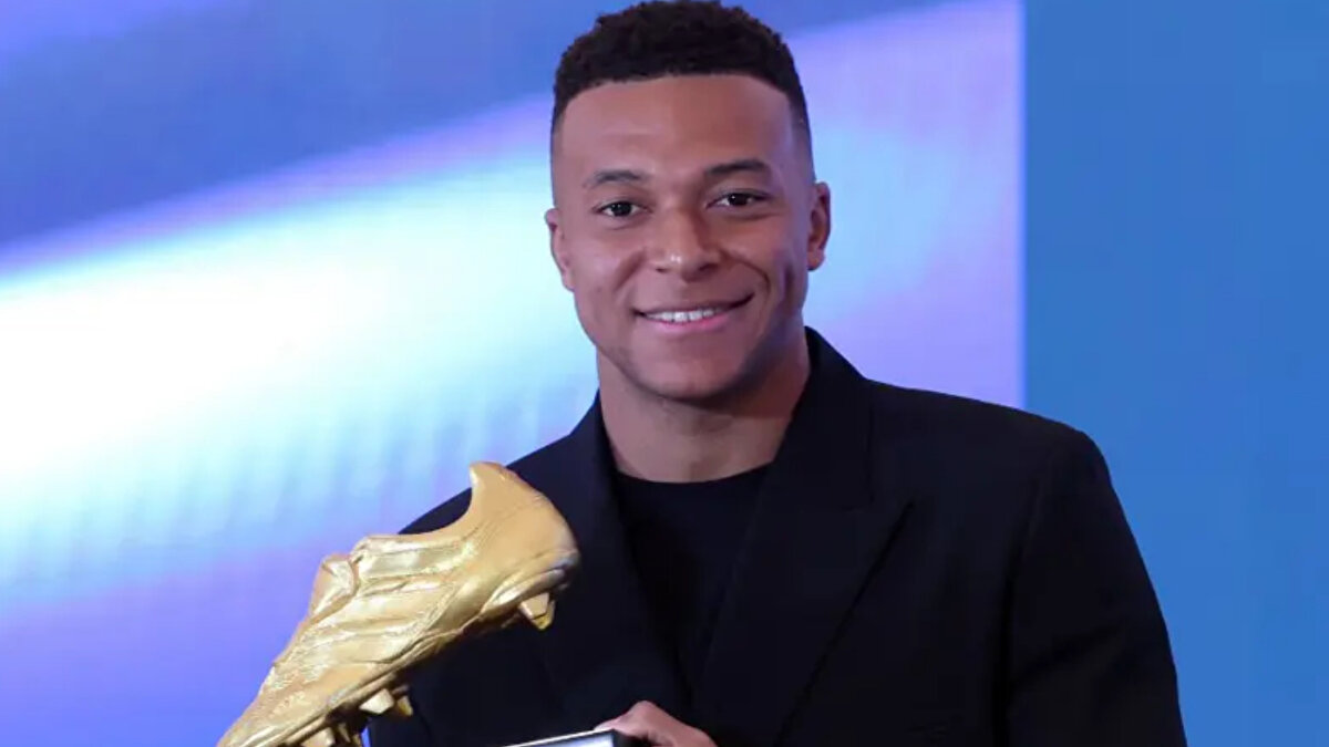 Mbappe, "PSG ile Real Madrid arasındaki en büyük fark nedir?" sorusunu şöyle yanıtladı, “Çok farklı kulüpler ve farklı geçmişleri var. PSG çok daha genç bir kulüp, Real Madrid ise çok daha uzun yıllara ve daha derin bir tarihe sahip. Kültürleri de farklı. Şüphesiz Real Madrid dünyanın en iyi kulübü ama PSG de en iyiler arasında. İkisi de futbolu anlamanın iki farklı yolu ve hem Real Madrid'in hem de Paris'in bir parçası olmaktan gurur duyuyorum.”<br><br>