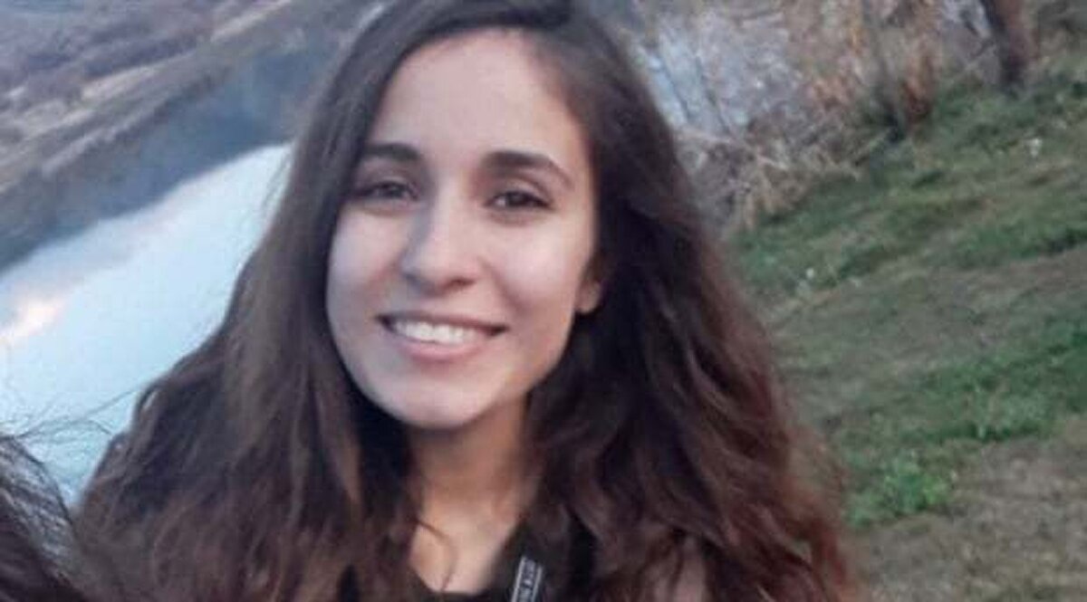 Gülistan’ın kaybolmadan önce erkek arkadaşı Z.A. ile görüştüğü kafenin çevresinden elde edilen yeni görüntüler, Doku’nun kafe önüne hangi güzergahtan geldiğini de ortaya koydu. Başsavcılık koordinasyonundaki özel ekip, görüntüleri saniye saniye izleyerek kayıp genç kadının son anlarını çözümlemeye çalışıyor. Öte yandan dosya üzerindeki gizlilik kararı ise hala devam ediyor.