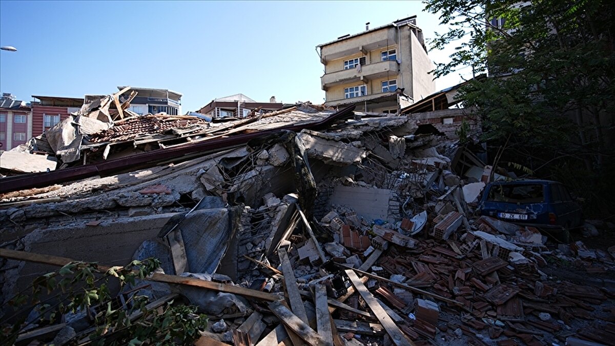 Deprem hattının Demirci yönüne uzandığını belirten Prof. Ercan, olası bir yeni sarsıntının çok daha yıkıcı olabileceğini dile getirdi:<br>“Eğer bu hat üzerinde yeni bir deprem olursa Sındırgı’da çok az ev ayakta kalır. Demirci ve çevre köyler de ciddi risk altında.”<br>