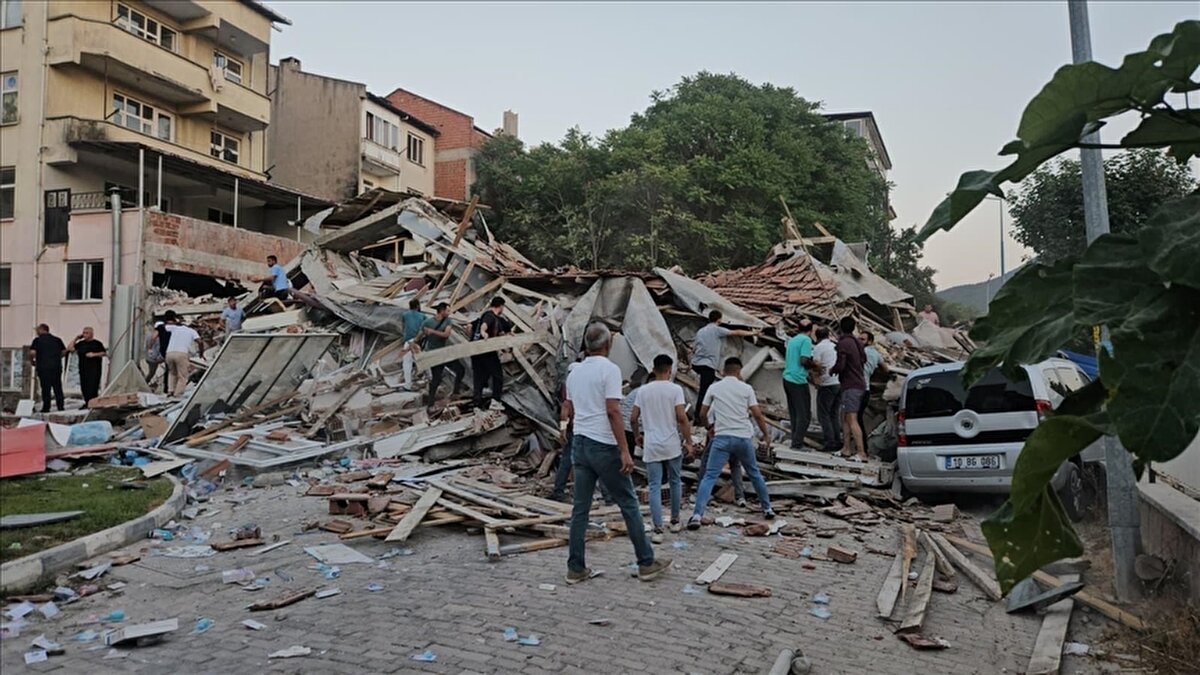 Uzman isim, Sındırgı’da jeofizik ve rezonans ölçümlerinin ivedilikle başlatılması gerektiğini belirtti:<br>“Tüm bölgenin yer davranışı, yeraltı suyu derinliği ve dayanım haritaları çıkarılmalı. Aksi halde olası bir depremde can kaybı çok daha büyük olur.”<br>