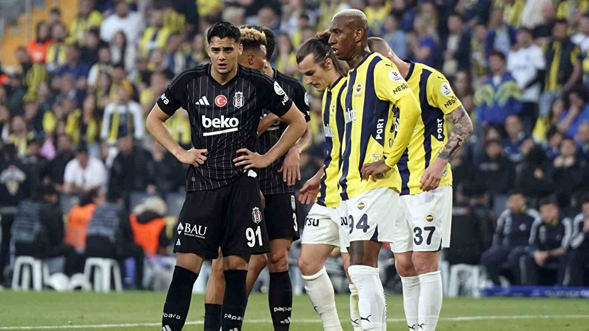 2. Beraberlik (1–1 veya 2–2)<br>Olasılık: %25<br><br>Gerekçe:<br>•Derbi atmosferinde Beşiktaş taraftarının itici gücü ilk dakikalarda oyunu dengeler.<br><br>•Fenerbahçe baskıyı kırsa da bireysel hatalar veya duran toplar devreye girebilir.<br>