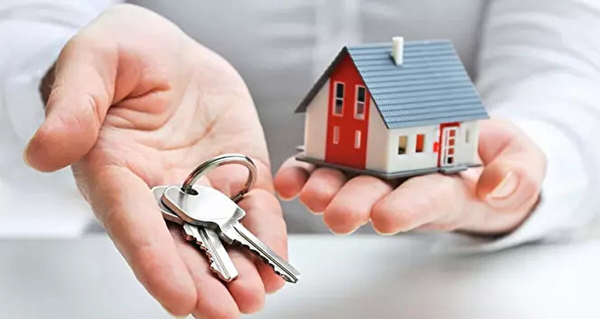 KİRA ARTIŞ ORANI NASIL HESAPLANIYOR?<br><br>Hem konut (ev) hem de iş yeri kiralamalarında yasal olarak uygulanabilecek en yüksek artış oranı, Tüketici Fiyat Endeksi (TÜFE) verilerine göre belirleniyor.<br><br>Kira artış tavanı, bir önceki yılın aynı ayına göre Tüketici Fiyat Endeksi'ndeki (TÜFE) on iki aylık ortalama değişim oranı ile sınırlıdır. Bu oran, kiracı ve ev sahibi arasında yaşanabilecek anlaşmazlıkların önüne geçmek için yasal bir üst sınır olarak kabul edilir.