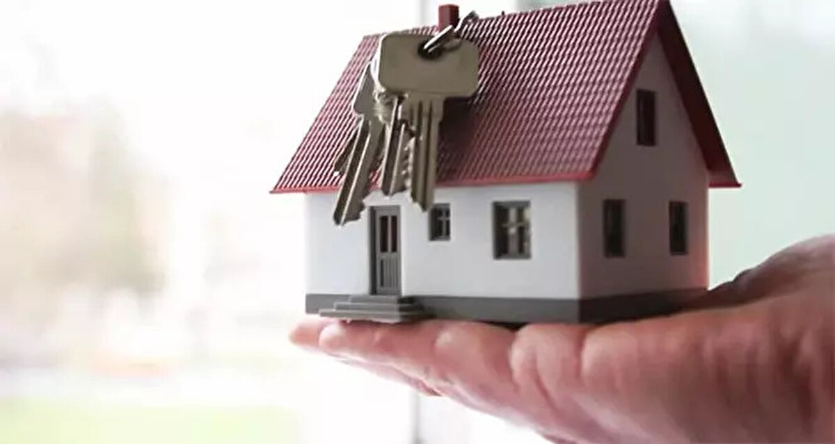 Ev ve iş yeri sahipleri ile kiracılar için ayın en kritik verilerinden biri olan kira artış oranı için gözler yeniden Türkiye İstatistik Kurumu'na (TÜİK) çevrildi. Ay sonunun gelmesiyle birlikte, Kasım ayı kira artış oranı 2025 hesaplaması hız kazandı. Milyonlarca vatandaşı doğrudan ilgilendiren bu oran, TÜİK'in 3 Kasım Pazartesi günü duyuracağı Ekim ayı enflasyon verileri ile netleşecek. Geçtiğimiz ay yüzde 38,36 olarak belirlenen kira artış tavan oranı, enflasyon verilerine göre yeniden şekillenecek. Peki, Kasım ayı kira zammı ne kadar olacak, beklentiler ne yönde?