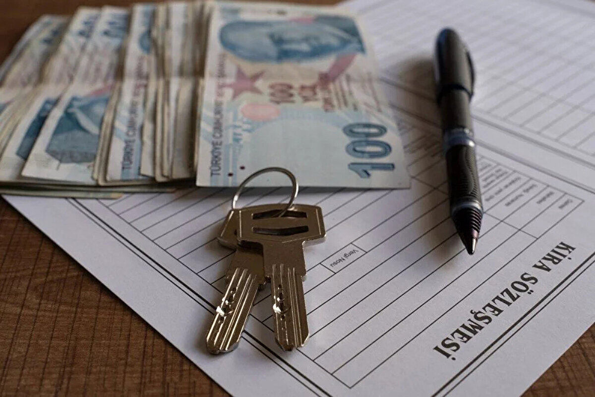 ÖRNEK KİRA ZAMMI HESAPLAMA (EKİM 2025 VERİSİNE GÖRE)<br><br>Kira zammının nasıl hesaplandığını anlamak için geçtiğimiz ayın verilerine dayalı örnek bir tabloyu inceleyebiliriz. Yeni oran 3 Kasım'da açıklandığında, kiracılar ve ev sahipleri bu yöntemi kullanarak yeni tutarı bulabilecek:<br><br>Mevcut Kira Bedeli: 20.000,00 TL<br><br>Kira Artış Oranı (Ekim 2025 Örneği): %38,36<br><br>Kira Artış Tutarı: 7.672,00 TL<br><br>Aylık Yeni Kira Tutarı: 27.672,00 TL