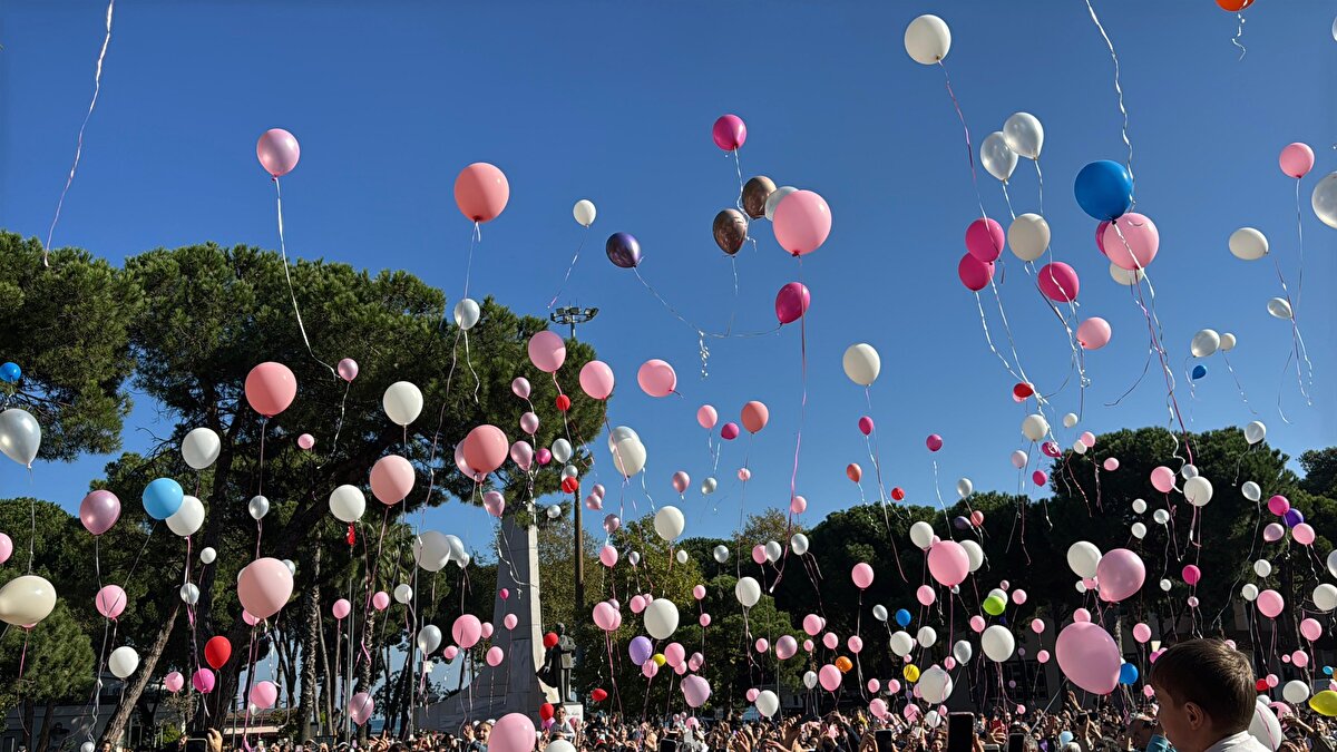 Ünye Devlet Hastanesi’nde 8 yıldır yoğun bakım hemşiresi olarak görev yapan Furkan Çetinöz ve kadın doğum hemşiresi Merve Çetinöz (30), 2020’de evlendi. Çiftin, 2021’de ilk çocukları İdil Ece (4), 14 Mart’ta ise ikinci çocukları Gökçe Zeren dünyaya geldi. 