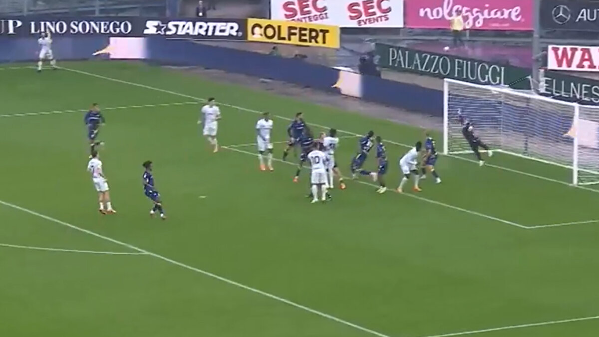 Hakan'ın direkt olarak ceza sahası yayında bekleyen Zielinski'ye yaptığı asist günün en güzel hareketi oldu. 