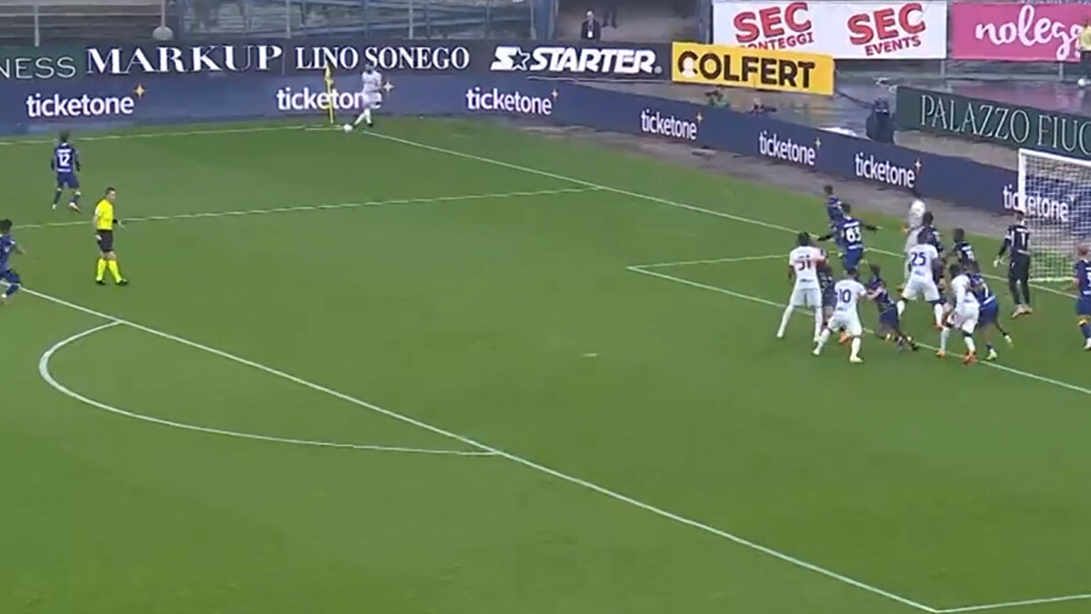 HAKAN'DAN MUAZZAM ASİST<br><br>Maça hızlı başlayan Inter, 16. dakikada Hakan Çalhanoğlu'nun kornerden yaptığı muazzam asistinde Zielinski ile 1-0 öne geçti. 