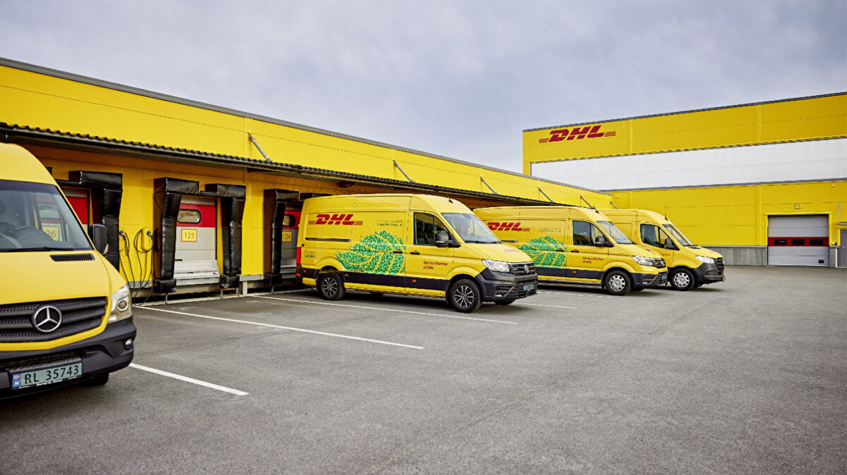 <br>Almanya’nın dev kargo şirketi DHL Group, Türkiye’de faaliyet göstermeye hazırlanıyor. Kurumsal Kamu ve Halkla İlişkiler Yönetimi Başkan Yardımcısı Volker Ratzmann, Türkiye’nin stratejik bir nokta olduğunu belirterek"Türkiye'nin lojistik alanında en önemli şirketlerinden biri olan MNG Kargo'yu büyük bir meblağ karşılığında satın aldık ve şimdi Türkiye'ye büyük miktarda yatırım yapacağız" dedi.<br>Ratzman, açıklamasında Türkiye’nin Asya ile Avrupa arasındaki köprü olan jeostratejik konumunu küresel lojistik ağlarda önemli bir merkez oduğunu vurguladı