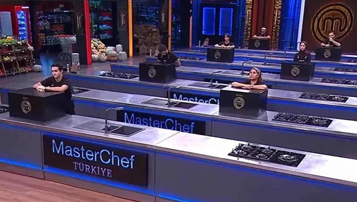 MasterChef eleme adayı kimdi?<br><br>İlk turda potadan çıkamayan Barış, Aslı, Ayten ve Mert, eleme finalinde yeniden tezgâh başına geçti. Final etabında yarışmacılardan Mehmet Şef’in özel tabağı olan “Uçan Noodle (Flying Noodle)” hazırlamaları istendi. Teknik detayları yüksek olan bu tabakta süre yine 45 dakika olarak belirlendi.