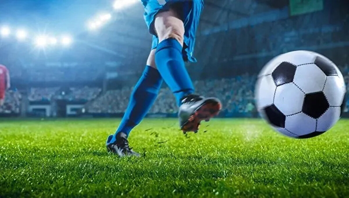 2 Kasım 2025 Pazar günü, hem ulusal liglerde hem de dünyanın önde gelen liglerinde birçok mücadele ekranlara geliyor. Taraftarlar, takımlarının sezon içindeki kritik puan mücadelesini yakından takip ederken “Bugün maç var mı?”, “Maçlar hangi kanalda yayınlanacak?” soruları da spor gündeminin merkezine oturdu. Peki bugün hangi maçlar var?  Beşiktaş - Fenerbahçe maçı saat kaçta, hangi kanalda? İşte 2 Kasım günün maçları...