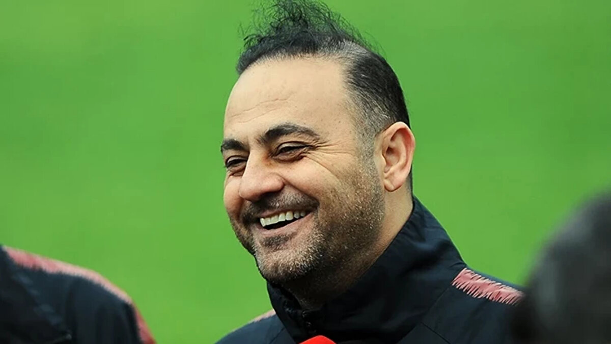 BARIŞ'IN İŞİ ÇOK ZOR<br><br>"Barış Alper Yılmaz özelinde konuşursak, oyuncular bir defa iyi giderken nasıl iyi gittiğine iyi bakmalı. Ben iyiyim, evet. Ama nasıl iyi gidiyorum? Taraftar arkamda, başkanım arkamda, hocam arkamda. Tamam, belki kontrat olarak çok uyum sağlayamayabilirsiniz. Osimhen geldi, bir kontrat aldı, Icardi bir kontrat alıyor, Leroy Sane alıyor. Ama bir insanın kendi durumunu görmesi çok önemli. Barış gücüyle, kuvvetiyle, iyi niyetiyle oynayan bir oyuncu. Yani ultra yetenekleri yok. Bunun nasıl sergilediğine kendi iyi bakmalı. Ama iletişim o kadar kötüydü ki. Ben o gün itibariyle Barış'ın bugünlere geleceğini çok net gördüm."