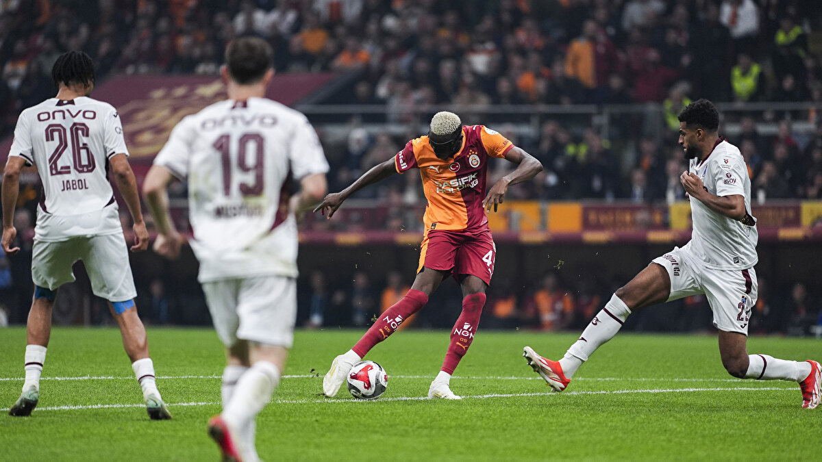 "CİHAN AYDIN'I BEĞENDİM"<br><br>AHMET ÇAKAR: Maç masa başında zordu. Bahis skandalı hakemlerin işini daha da zorlaştırdı ama ben Cihan Aydın'ı beğendim. Belki biriki sarı kart verebilirdi, biriki faulü yanlış verdi ama böylesine bir maçta bana göre çok iyiydi.