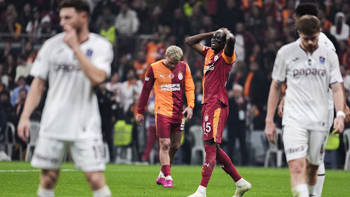 “TRABZONSPOR KAFACA İYİ HAZIRLANMIŞ”<br><br>LEVENT TÜZEMEN: Galatasaray, Trabzon'u çözecek formülü üretemedi. Trabzon ise Zubkov ile Uğurcan'ı tehdit eden pozisyonlar üretti.