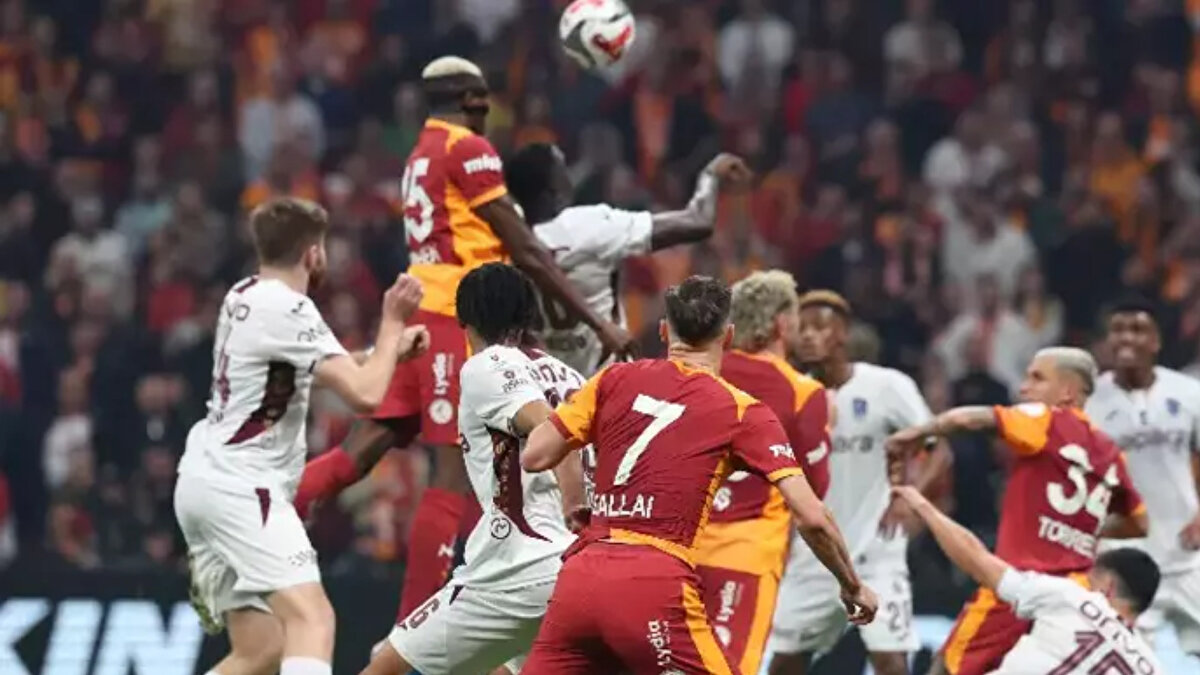 Karşılaşmanın ardından yayıncı kuruluş beIN SPORTS'un Trio ekibi karşılaşmadaki tartışmalı pozisyonları değerlendirdiler.<br><br> İşte eski hakemlerin yorumları: