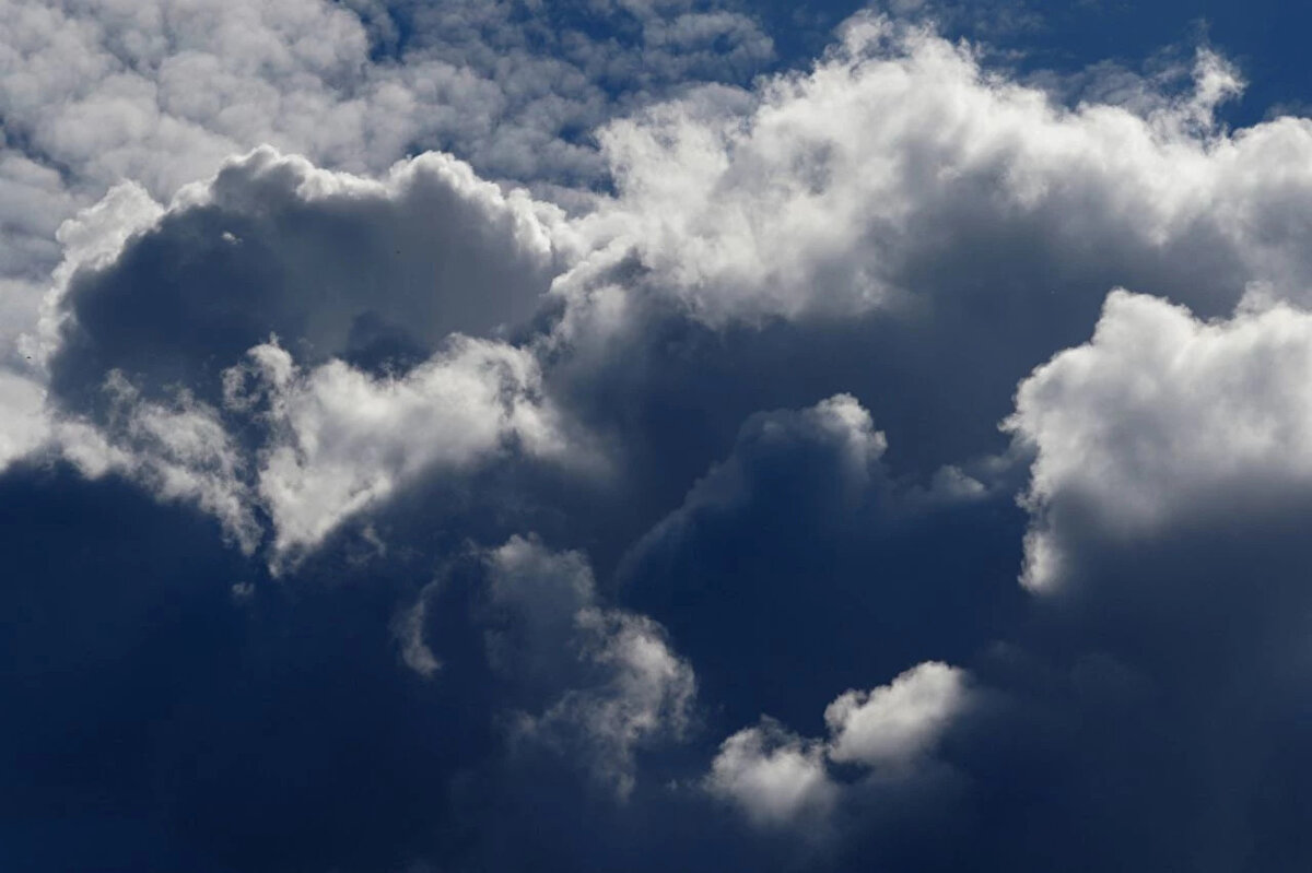 Sabah ve Gece Saatlerine 'Pus ve Sis' Uyarısı<br><br>Meteoroloji, özellikle sabah ve gece saatlerinde oluşacak hava durumu hadisesine karşı vatandaşları uyardı. Marmara bölgesi ile yurdun iç ve doğu kesimlerinde pus ve yer yer sis hadisesinin etkili olması bekleniyor.<br><br>Görüş mesafesini düşürebilecek bu duruma karşı, özellikle trafikte olacak sürücülerin dikkatli ve tedbirli olmaları önem taşıyor.