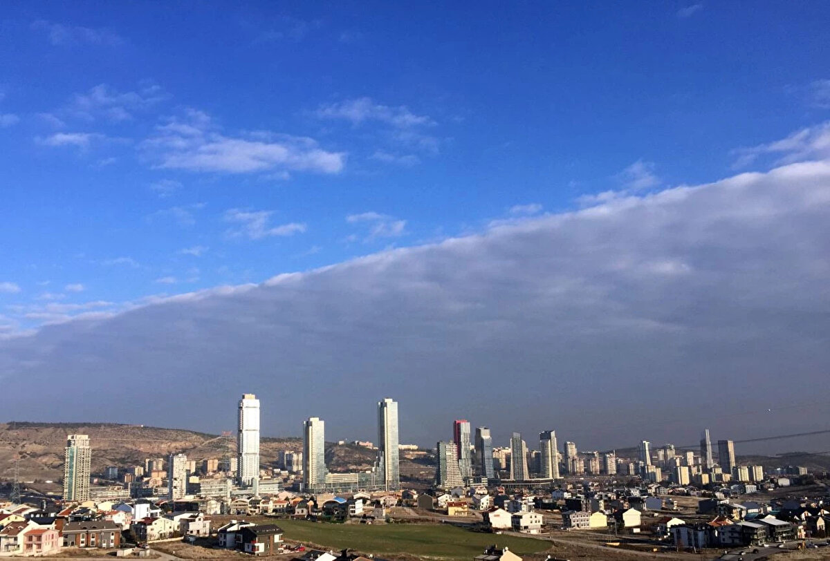 İÇ ANADOLU BÖLGESİ<br><br>Parçalı ve az bulutlu geçeceği tahmin ediliyor. Sabah ve gece saatlerinde pus ve yer yer sis hadisesi bekleniyor.<br><br>ANKARA: 20°C, Parçalı ve az bulutlu<br><br>ÇANKIRI: 18°C, Parçalı ve az bulutlu<br><br>ESKİŞEHİR: 20°C, Parçalı bulutlu<br><br>KONYA: 20°C, Parçalı bulutlu