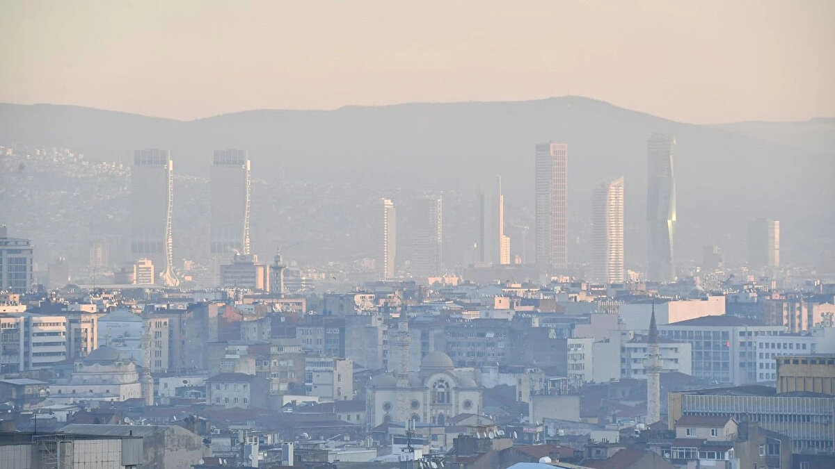 EGE BÖLGESİ<br>Parçalı bulutlu geçeceği tahmin ediliyor. Sabah ve gece saatlerinde pus ve yer yer sis hadisesi bekleniyor.<br><br>A.KARAHİSAR: 20°C, Parçalı bulutlu<br><br>DENİZLİ: 25°C, Parçalı bulutlu<br><br>İZMİR: 23°C, Parçalı bulutlu<br><br>MANİSA: 24°C, Parçalı bulutlu
