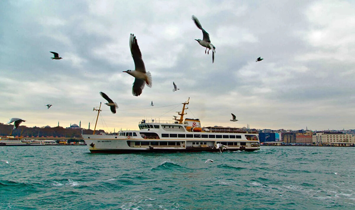 2 Kasım 2025 Pazar Bölgelere Göre Hava Durumu<br><br>İşte Meteoroloji'nin paylaştığı il il sıcaklık tahminleri:<br><br>MARMARA BÖLGESİ<br>Parçalı ve az bulutlu geçeceği tahmin ediliyor. Sabah ve gece saatlerinde pus ve yer yer sis hadisesi bekleniyor.<br><br>BURSA: 22°C, Parçalı ve az bulutlu<br><br>ÇANAKKALE: 21°C, Parçalı ve az bulutlu<br><br>İSTANBUL: 21°C, Parçalı ve az bulutlu<br><br>KIRKLARELİ: 21°C, Parçalı ve az bulutlu