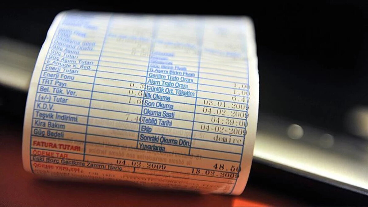 Limiti Aşanlar Neden 'Çift Fatura' Gibi Yüksek Ödeyecek?<br><br>Düzenlemenin kilit noktası devlet desteği, yani sübvansiyon. Mevcutta devlet, düşük kademede (günlük 8 kWh altı) tüketim yapanlara yaklaşık %57, yüksek kademede (günlük 8 kWh ve üzeri) tüketim yapanlara ise %36 oranında destek sağlıyor.<br><br>Yıllık 4 bin kWh limitini aşan aboneler, bu desteklerin tamamını kaybederek "son kaynak tedariki" tarifesi üzerinden faturalandırılacak. Bu durum, faturaların desteğin kesilmesi nedeniyle neredeyse iki katına çıkması anlamına gelecek ve bu yüzden "çift fatura" olarak adlandırılıyor.