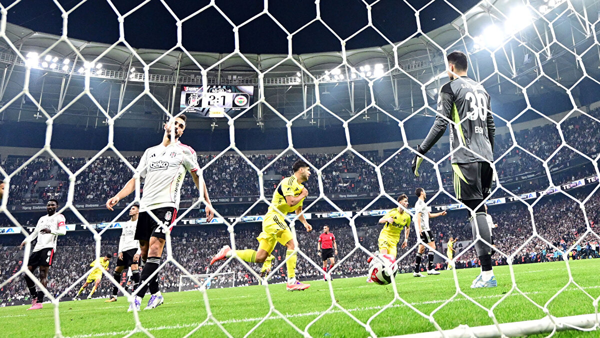 Süper Lig 11. hafta derbi karşılaşmasında Fenerbahçe deplasmanda Beşiktaş'ı 2-0 geriden gelerek 3-2 mağlup etti.
