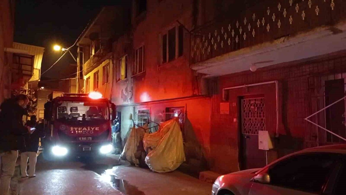 Olay, gece saat 01.00 sıralarında Osmangazi ilçesi Yeşilova Mahallesi Erbil Sokak'ta meydana geldi. Alkollü olduğu iddia edilen Murat K., bilinmeyen bir nedenle evini ateşe verdi.