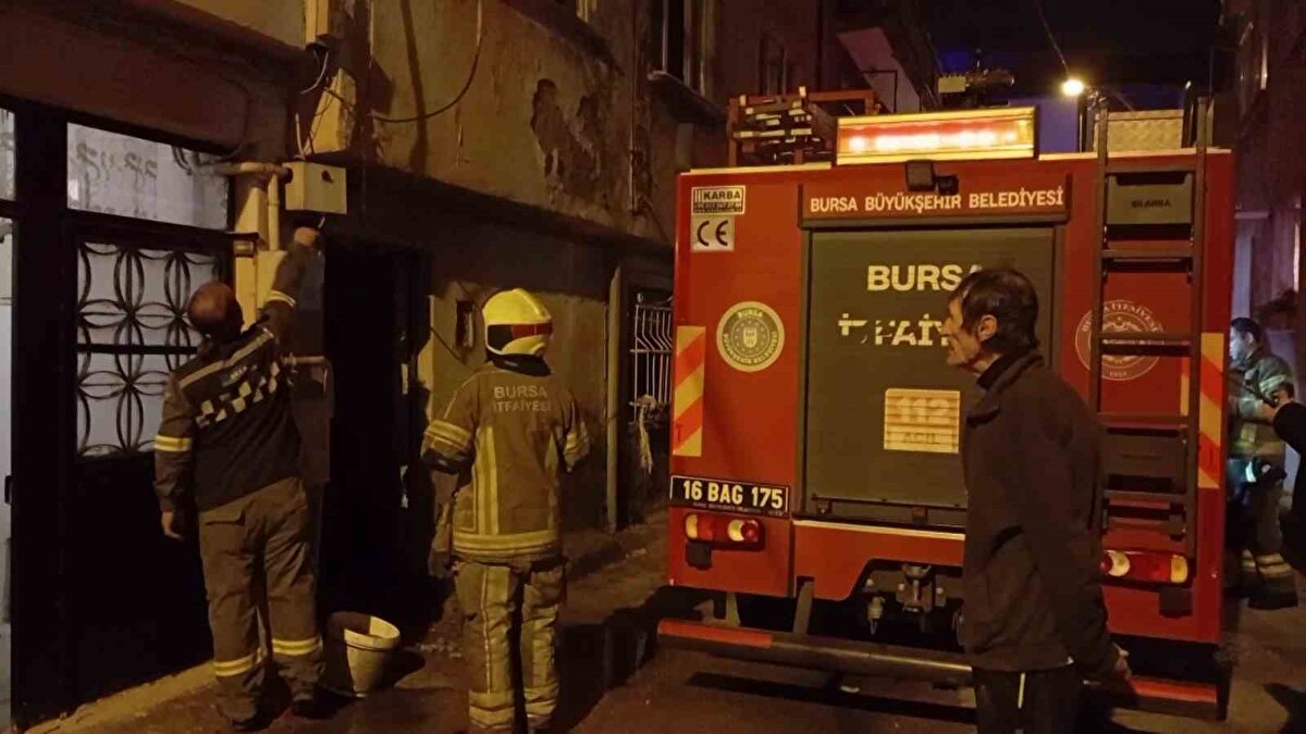 Evden dumanların yükseldiğini gören mahallelinin ihbarı üzerine olay yerine itfaiye, sağlık ve polis ekipleri sevk edildi. 