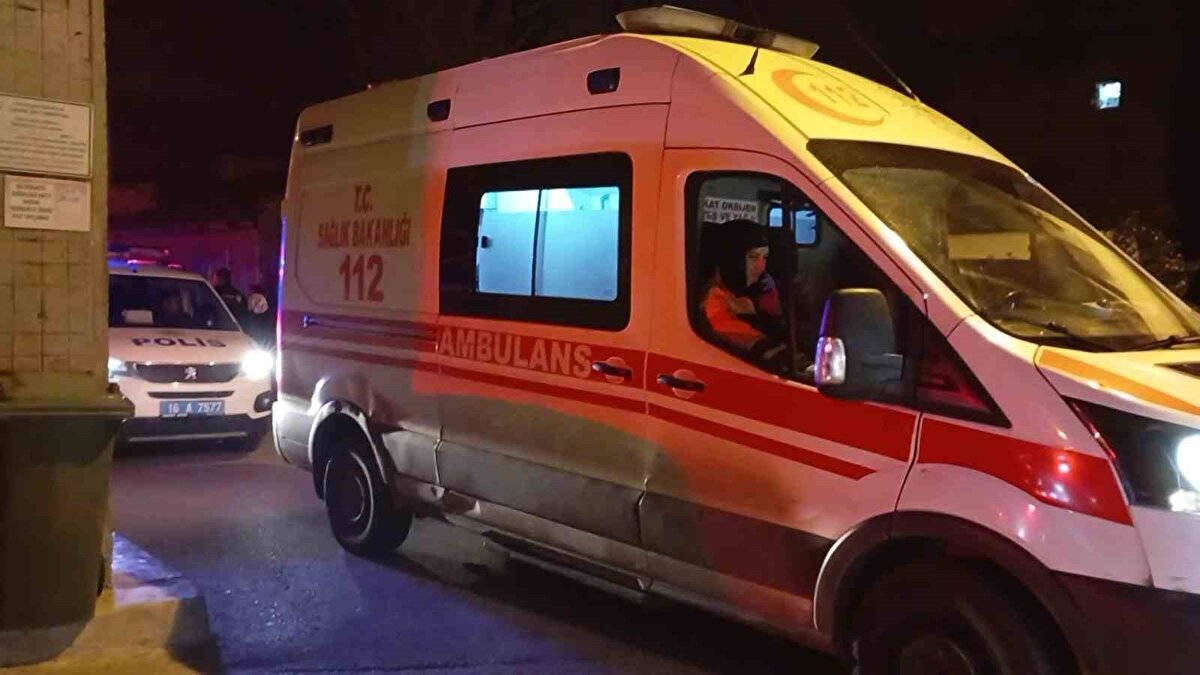 Tek başına yaşayan ve geçimini karton toplayarak sağladığı öğrenilen Murat K., yoğun dumandan etkilenerek sağlık ekiplerince ambulansla hastaneye kaldırıldı. 