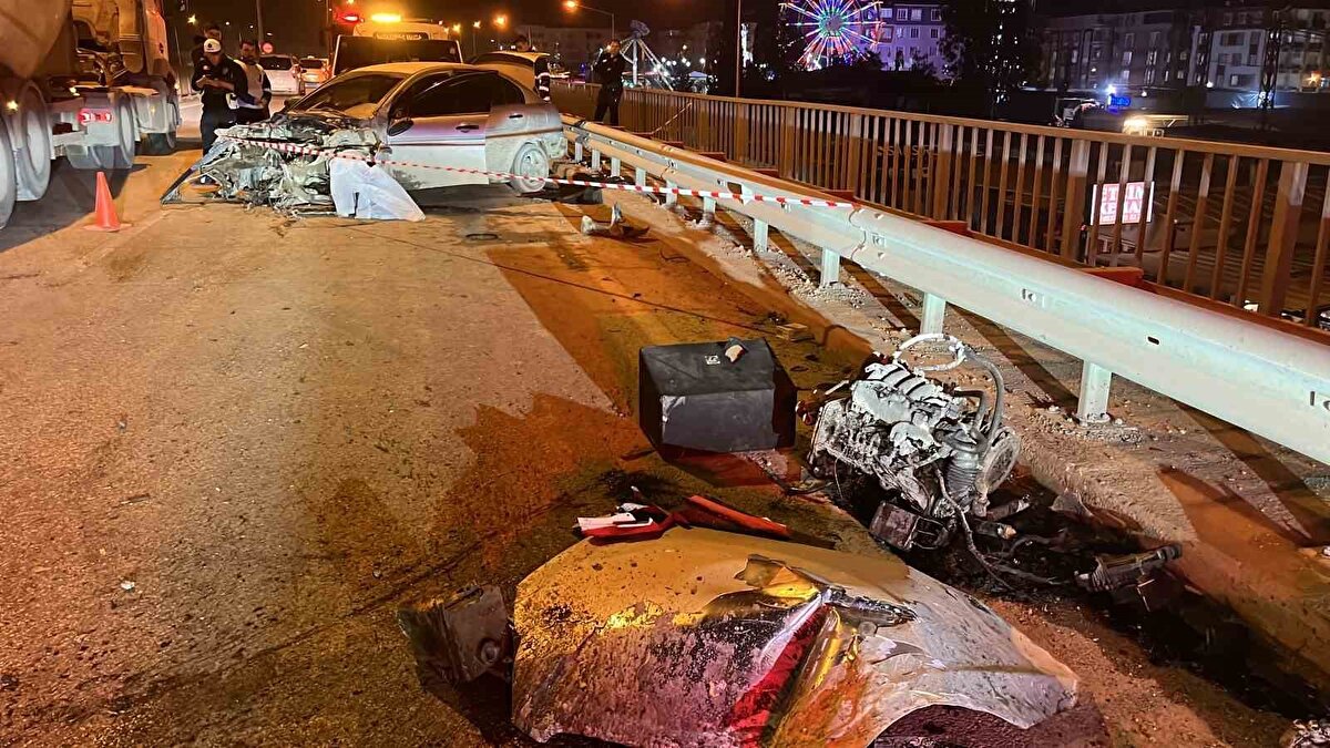  Hastanede tedavi altına alınan sürücünün durumunun ağır olduğu öğrenildi. Hurdaya dönen otomobil, olay yerine gelen çekiciyle otoparka kaldırıldı.<br>Polis ekipleri kazayla ilgili inceleme başlattı.