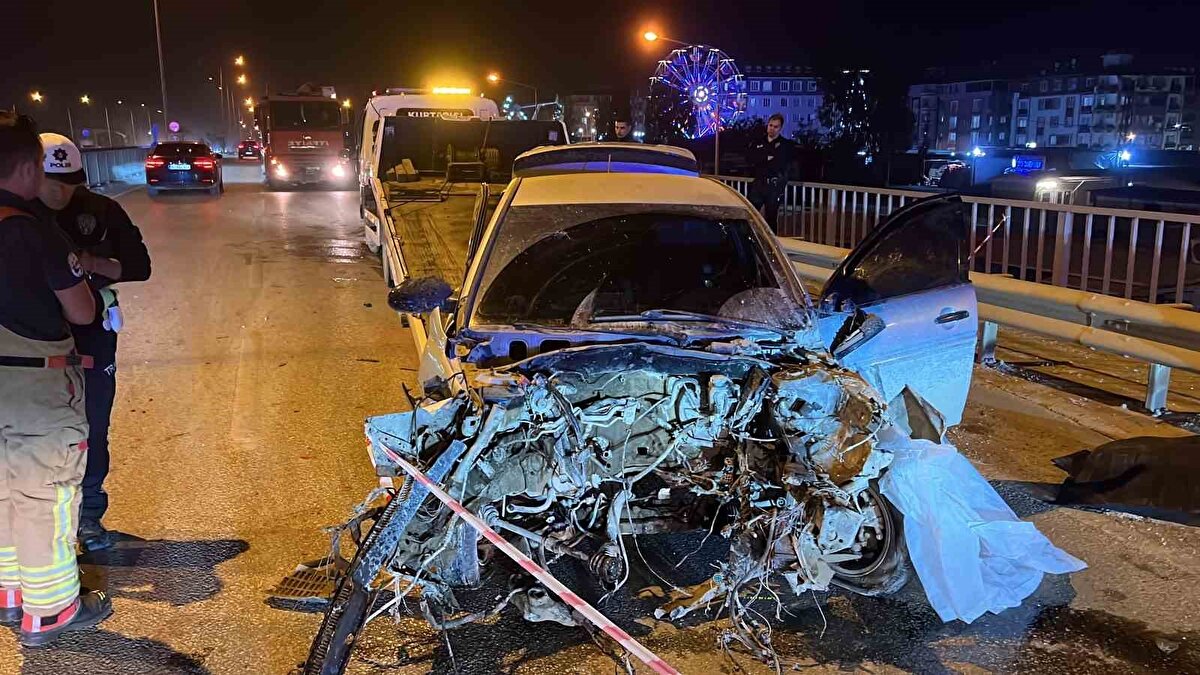Hurdaya dönen araçta sıkışan sürücü çevredeki vatandaşlar ve itfaiye tarafından kurtarılarak sağlık ekiplerine teslim edildi. Kazada hurdaya dönen aracın motoru ve aksamları yolun ortasında gezerken o anları kayıt altına alan motosiklet sürücüsünün tepkisiyse dikkat çekti.