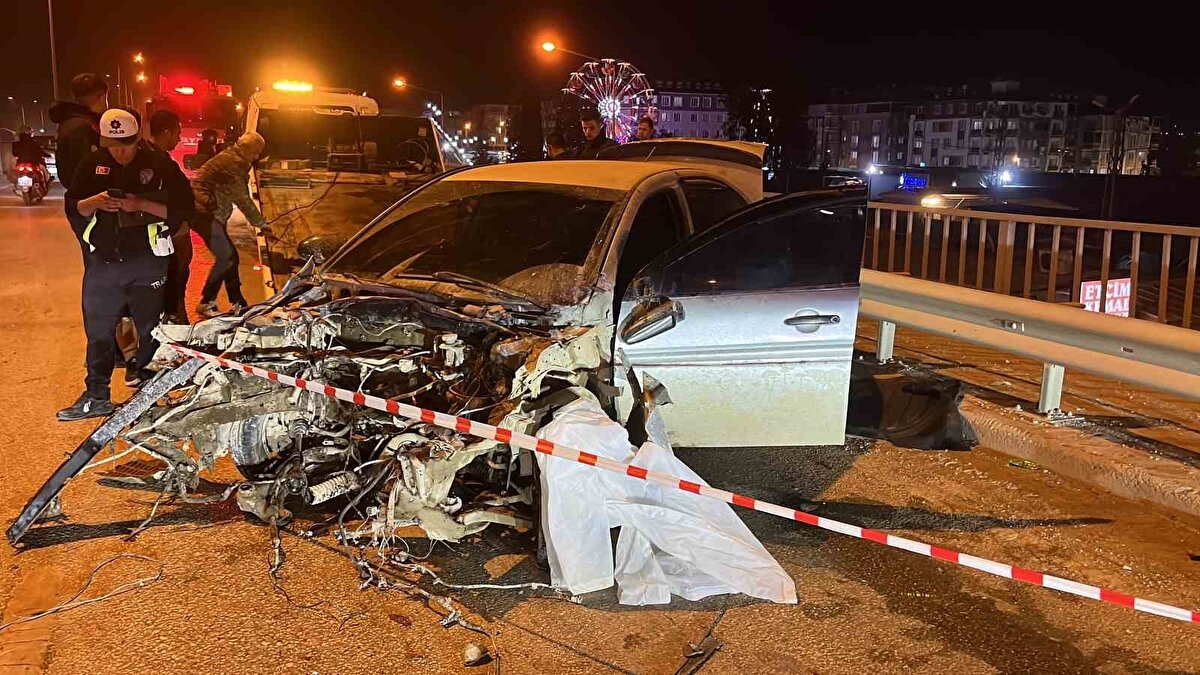 Kaza, Antakya çevreyolu otogar kavşağında yaşandı. Sürücüsünün kontrolünü kaybetmesiyle yol ortasındaki demir bariyerlere çarpan 27 yaşındaki F.Ü. idaresindeki 31 ACK 712 plakalı Hyundai marka otomobilin motoru yola fırladı.