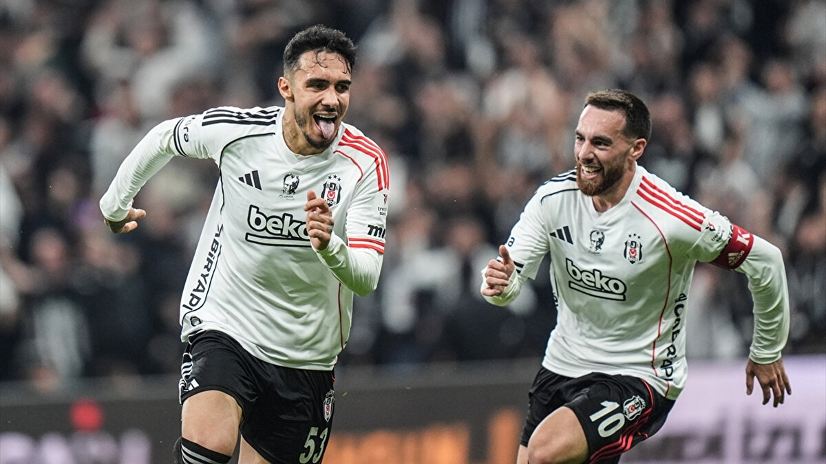 Kırmızı kart sonrası baskısı artıran Fenerbahçe İsmail Yüksek ve Asensio'nun golleriyle karşılık verdi. Mücadelenin ilk yarısı 2-2 sona erdi.