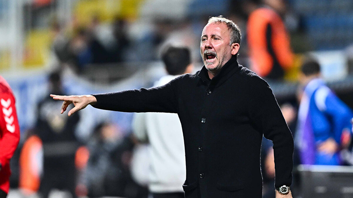 Beşiktaş: Ersin, Gökhan, Djalo, Emirhan, Rıdvan, Ndidi, Orkun, Cerny, Rafa Silva, El Bilal-Toure, Abraham.<br><br>Fenerbahçe: Ederson, Semedo, Skrinar, Oosterwolde, Archie Brown, Alvarez, İsmail, Nene, Asensio, Kerem, En-Nesyri.