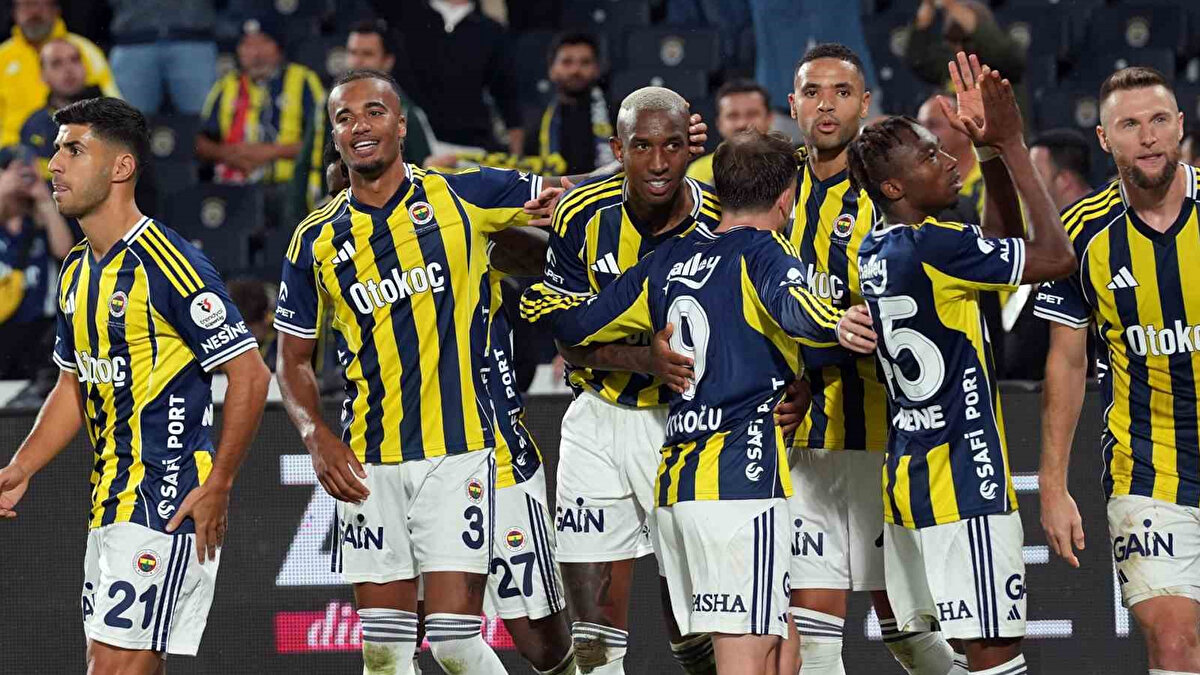 Domenico Tedesco ile çıkışa geçen Fenerbahçe ise bu kazanarak zirveye bir adım daha yaklaşmanın hedefinde... 