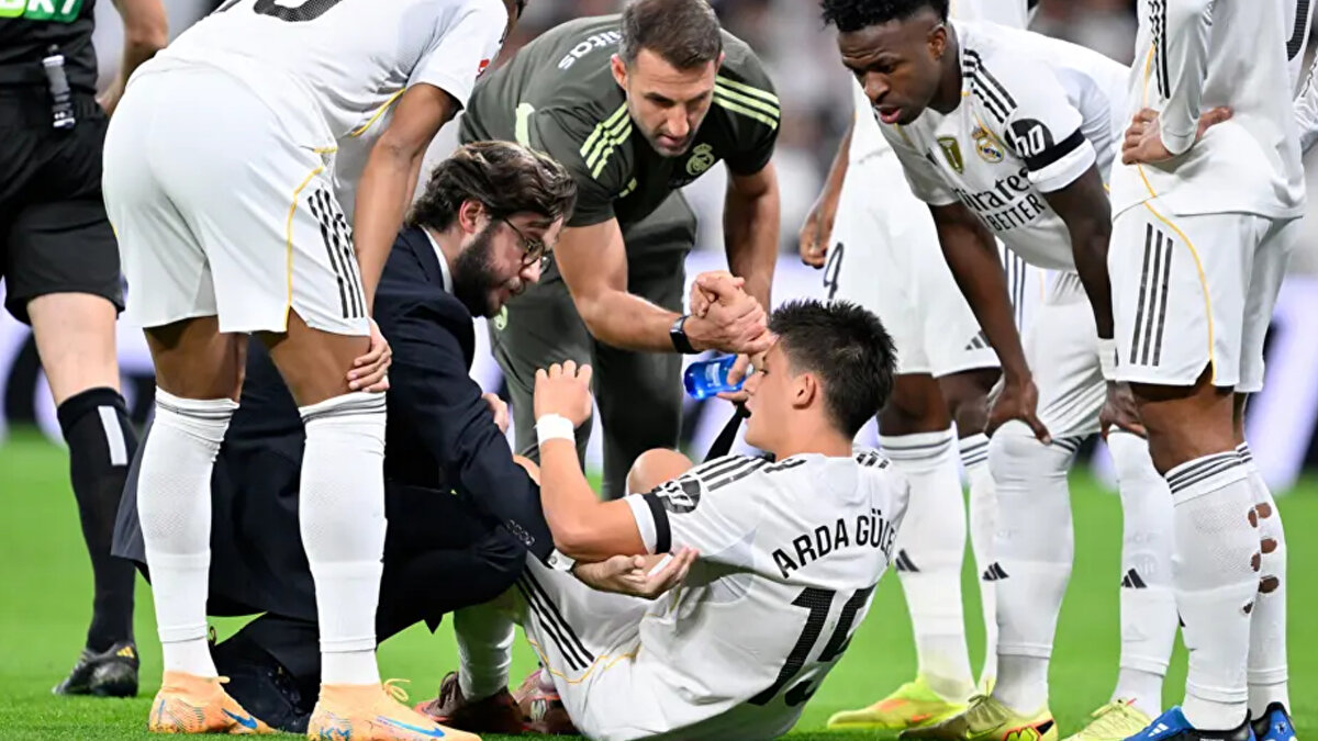 Maçın ilk yarısında ayak bileğini burkan ancak oyuna devam eden Arda Güler’in ilk müdahale sahada yapılırken milli futbolcunun sakatlığıyla ilgili son durum belli oldu.