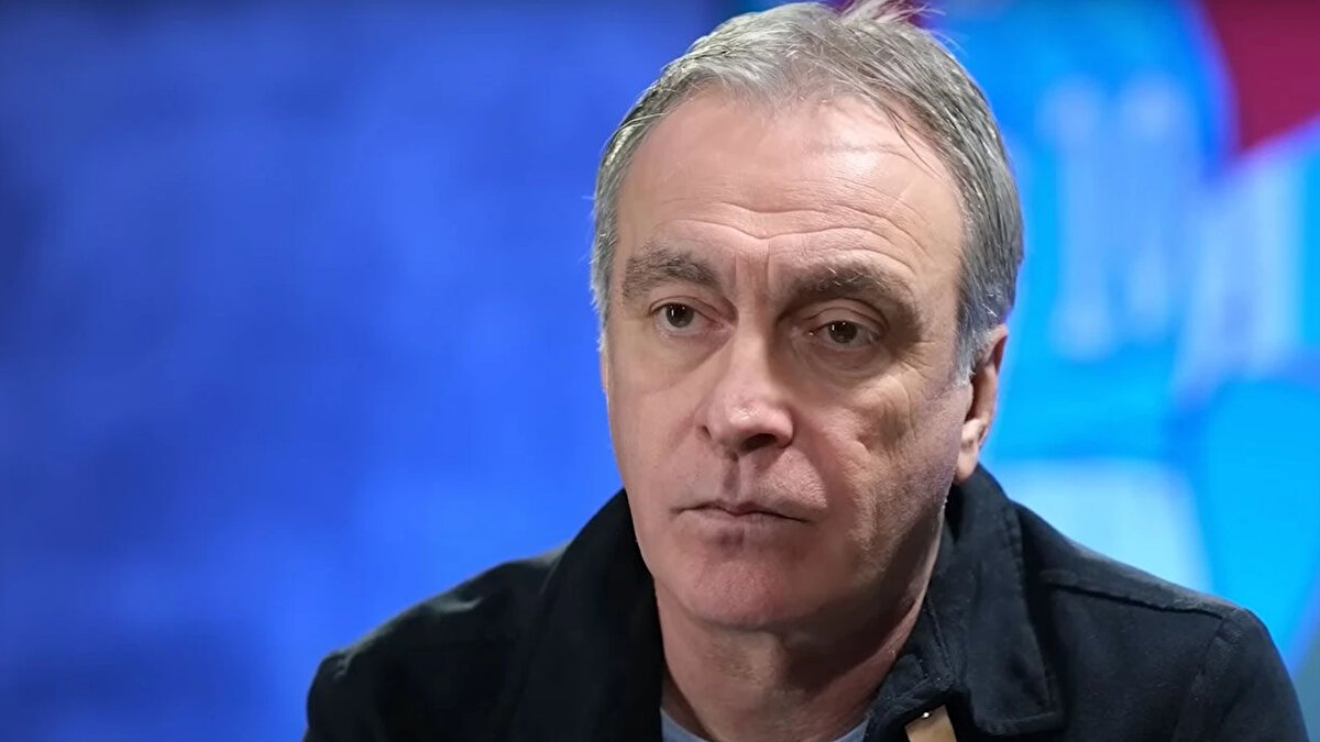 "KAPTAN LİDERLİK YAPAMADI"<br><br>Tecrübeli yorumcu, Beşiktaş’ın mağlubiyetini taktik eksikliklere değil, psikolojik kırılmalara bağladı:<br><br>"Beşiktaş’ın kaptanı; liderlik etmesi beklenen oyuncu, kontrolden çıktı ve kırmızı kart gördü. Bugün Beşiktaş kalitesizlikten değil, gerginlikten kaybetti. Takım psikolojik olarak hazır değildi, kaptan liderlik yapamadı."