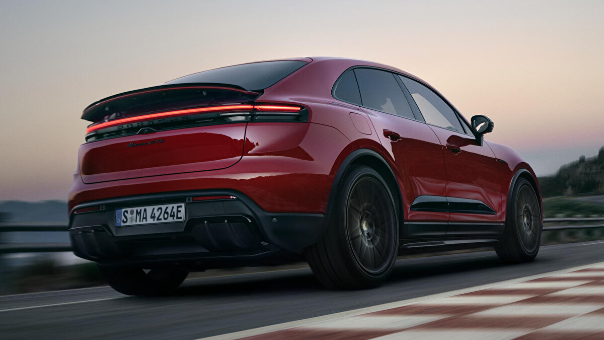 Performans<br>Launch Control devredeyken 420 kW’a kadar güç anlık aktarılıyor ve 0-100 km/s 3,8 saniyeye iniyor. GTS’ye özel yazılım ve soğutma stratejileri ardışık hızlanmalarda güç düşüşünü sınırlamayı hedefliyor. Taycan’dan uyarlanan Track Mode, batarya ve aktarma organlarını pist temposuna uygun şekilde yönetiyor.