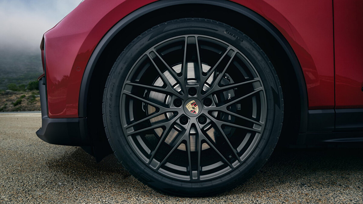 Kabin<br>Race-Tex yüzeyler koltuk, direksiyon ve kapı panellerine kadar geniş kullanım buluyor; dikiş renkleri dış gövdeyle eşleştirilebiliyor. Sürüş moduna göre karakteri değişen iki farklı Electric Sport Sound profili, hızlanma ve yük altındaki tınıyı zenginleştiriyor. Alçak oturma pozisyonu ve kalınlaştırılmış direksiyon çemberi, GTS kimliğini kabinde de hissettiriyor.