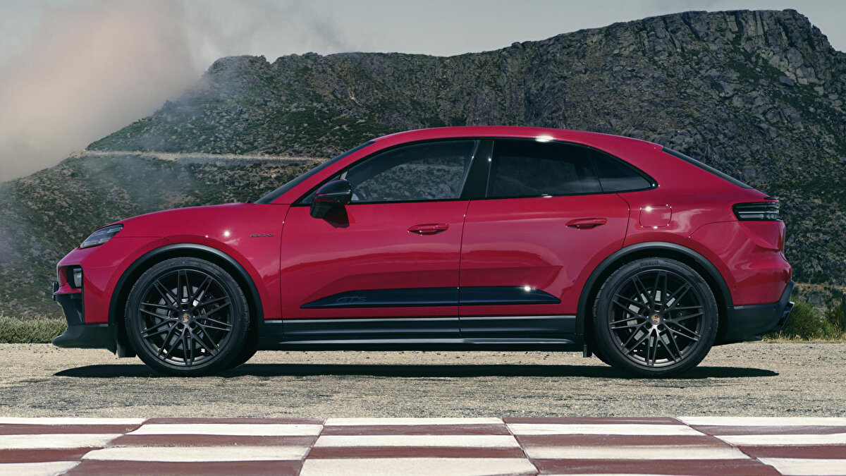 Şasi ve denge<br>Elektronik kontrollü arka diferansiyel kilidi ile Porsche Torque Vectoring Plus, viraj giriş-çıkışlarında çekişi aktif olarak paylaştırıyor. 48/52 arka ağırlık dağılımı ve 10 mm alçaltılmış hava süspansiyonu, SUV gövdeye rağmen çabuk yön değiştirme ve gövde salınımını azaltma yönünde ayarlanmış. Direksiyon oranı ve yazılımı, yüksek hızda stabil; şehir içi manevralarda daha çevik bir karakter veriyor.